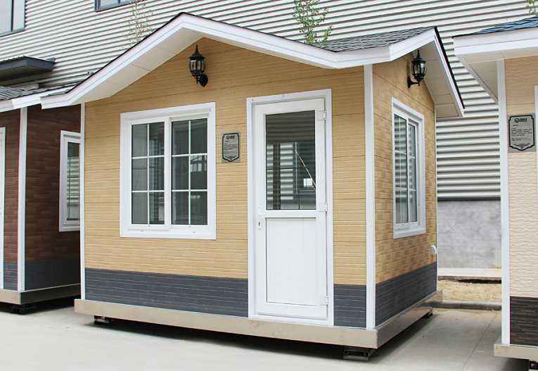 輕鋼崗?fù)? /><br /></p> 有人會(huì)認(rèn)為,<strong>輕鋼房屋</strong>的使用壽命不如傳統(tǒng)的混凝土建筑,但是,根據(jù)國(guó)外經(jīng)驗(yàn)以及實(shí)驗(yàn)數(shù)據(jù)來(lái)看,這種體系在歐美發(fā)達(dá)國(guó)家已經(jīng)成熟運(yùn)用,輕鋼住宅結(jié)構(gòu)的使用壽命是90年,使我們可以放心使用的家居住房。盛大鋼結(jié)構(gòu)利用現(xiàn)代新型的建筑材料,包括玻璃棉、歐松板、石膏板、金屬雕花板、瀝青瓦、SBS防水卷材、呼吸紙等材料,解決了該建筑體系的防水、防火、保溫、隔熱、吸引降噪等技術(shù)問(wèn)題,我們對(duì)<strong>輕鋼房屋</strong>的未來(lái)前景是十分看好的。<br /><p> 山西盛大鋼結(jié)構(gòu)近期的新產(chǎn)品除了輕鋼住宅以外,還有集裝箱房屋、輕鋼崗?fù)は盗小⒐残l(wèi)生間系列產(chǎn)品,如果您對(duì)我們的新產(chǎn)品感興趣的話(huà),可以致電我們的銷(xiāo)售客服熱線(xiàn),我們期待您的來(lái)電。</p><p> 本文鏈接:<strong>http://m.ebestcom.com/news/0004511655.html </strong>未經(jīng)允許不得轉(zhuǎn)載。</p><p style=